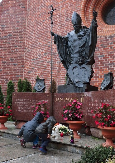 ▲	Pomnik papieża Polaka przy elbląskiej katedrze.