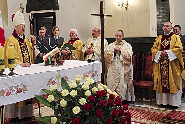 Eucharystii przewodniczył bp Guzdek.  Z prawej proboszcz ks. Kryspin Rak.