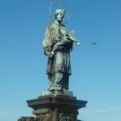 ▲	Figura patrona na moście Karola w Pradze. 
