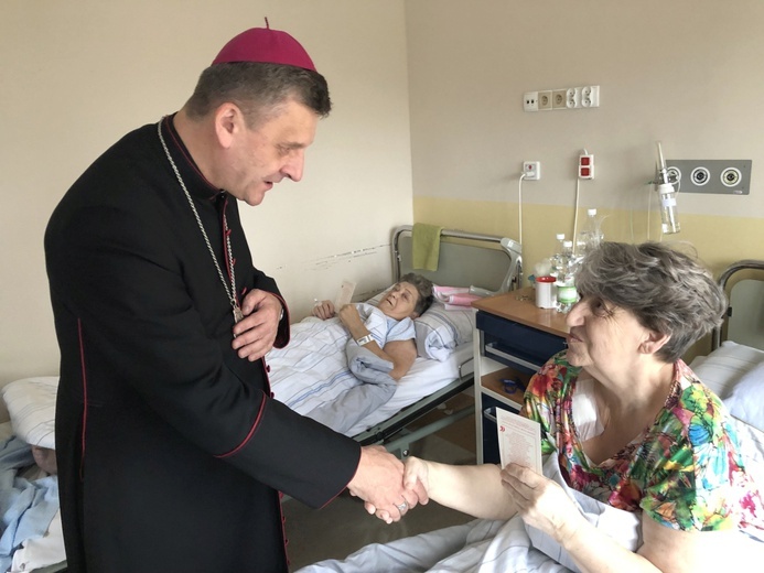 Bp Roman Pindel u chorych w szpitalu w Oświęcimiu