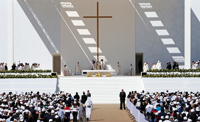 W Mszy św. odprawionej przez papieża na stadionie w Abu Zabi uczestniczyło 180 tys. wiernych.