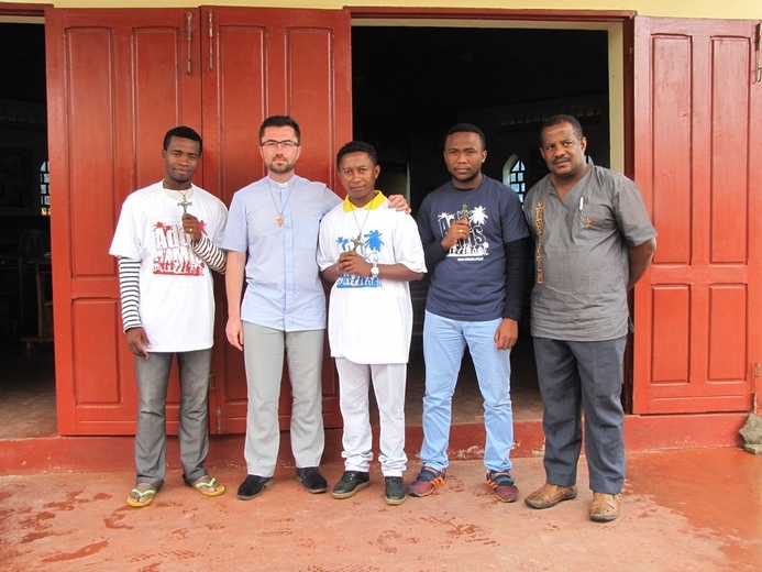 Klerycy przed kaplicą seminaryjną w Moramanga w koszulkach ADOMIS z rektorem
