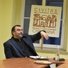 Piotr Sutowicz w czasie wykładu w Centrum Wspierania Organizacji Pozarządowych w Świdnicy.
