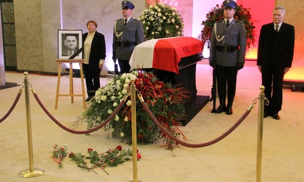 Wartę honorową przy trumnie Jana Olszewskiego pełni Wojsko Polskie; są także parlamentarzyści