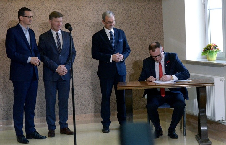Deklarację o dalszej współpracy podpisali (od lewej): Mateusz Morawiecki, Waldemar Trelka, Jerzy Kwieciński i Kamil Dziewiarz, wójt gminy Jedlińsk