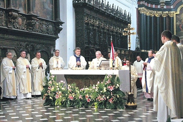 Z metropolitą Mszę św. koncelebrowali bp Zbigniew Zieliński oraz kapłani posługujący na co dzień cierpiącym.