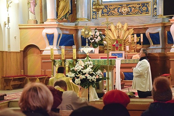 ▲	W Lubochni parafianie zanosili prośby przed Najświętszym Sakramentem.