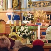 ▲	W Lubochni parafianie zanosili prośby przed Najświętszym Sakramentem.