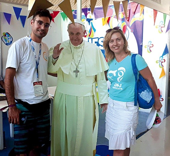 – Słuchając papieża Franciszka podczas czuwania, mieliśmy wrażenie, że potwierdza, iż to, co robimy, ma sens – mówią Ania i Rafał. Na zdjęciu w Centrum Powołaniowym ŚDM.