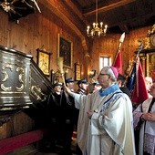 ▲	Biskup Piotr Libera poświęcił m.in. ambonę i nowe ołtarze boczne.