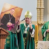 Arcybiskup Górzyński  otrzymał portret namalowany przez jednego z więźniów.