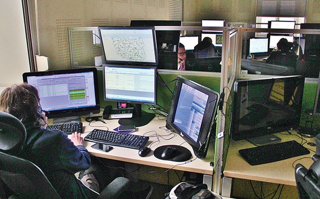 101 operatorów przyjmuje telefony w podziemiach Urzędu Wojewódzkiego w Katowicach.