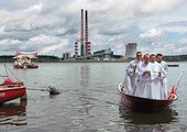 Szafarze podczas Mszy św. na Zalewie Rybnickim.