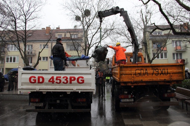 W centrum Gdańska przewrócono pomnik ks. Jankowskiego.