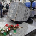 W centrum Gdańska przewrócono pomnik ks. Jankowskiego.