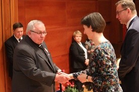 Krzyż odbiera ks. prał. Zbigniew Powada, długoletni duszpasterz ludzi pracy w Bielsku-Białej