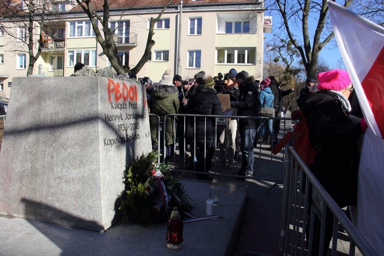 Zwolennicy i przeciwnicy ks. prałata H. Jankowskiego pod jego obalonym pomnikiem