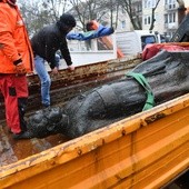 Pomnik ks. Jankowskiego wrócił na swoje miejsce