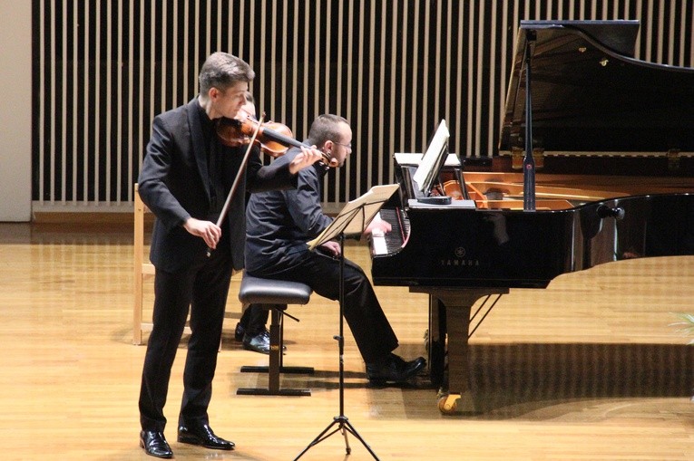 Tym razem przed publicznością wystąpili: Szymon Krzeszowiec (skrzypce) i Bartosz Bednarczyk (fortepian)