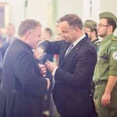 Ks. Stanisław Bakes odznaczony przez Andrzeja Dudę