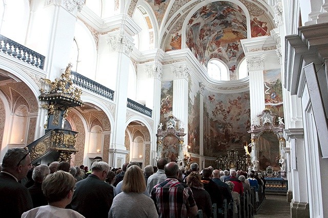 ▲	 Freski w krzeszowskim kościele pw. św Józefa odzyskują blask.