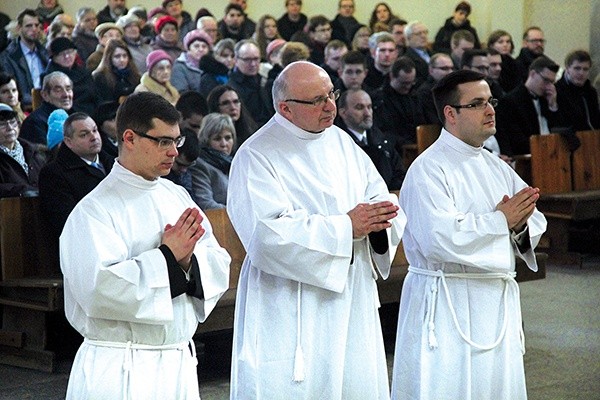 Paweł, Piotr i Artur w czasie liturgii.