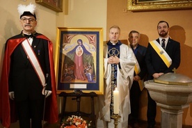 Rycerze Kolumba wraz z kapelanem wałbrzyskiej rady przy ikonie