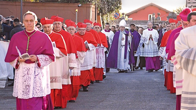 Pokutna procesja w Środę Popielcową wyrusza z bazyliki św. Anzelma. Celem jest bazylika św. Sabiny, gdzie co roku papież przewodniczy liturgii z posypaniem głów popiołem.