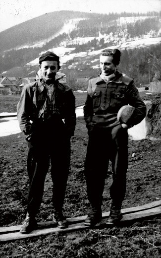 Leon Machinia, pseudonim Lew, założyciel chorzowskiej Contry (z lewej), na harcerskim zgrupowaniu w Szczyrku – luty 1951 r.