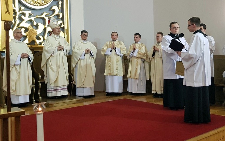 W imieniu seminaryjnej wspólnoty życzenia bp. Piotrowi złożył  Michał Kopciński, alumn V roku, dziekan alumnatu