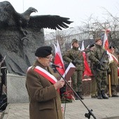 Uroczystości odbywały się przy pomniku Żołnierzy Zrzeszenia Wolności i Niezawisłość "Żołnierze Wyklęci" 