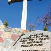 Krzyż upamiętniający ludobójstwo na Kresach stoi na prabuckim cmentarzu.