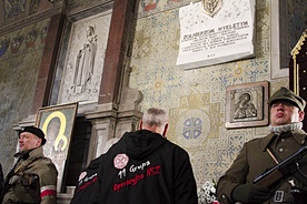 ▲	Podczas uroczystości złożono kwiaty pod tablicą memoratywną, która jest obok Panteonu Żołnierzy Wyklętych drugim miejscem pamięci o tych bohaterach w Płocku.