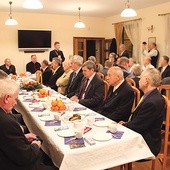 Coroczne spotkanie opłatkowe w katedrze oliwskiej to jeden z elementów formacji. Na zdjęciu bp Zbigniew Zieliński i ks. kan. Zdzisław Róż wśród braci.