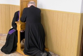 Jako pierwsi do kratek konfesjonałów klękali księża