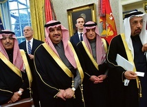 Za saudyjskimi politykami stoją dwaj główni amerykańscy negocjatorzy w rozmowach: John Kelly i Jared Kushner.