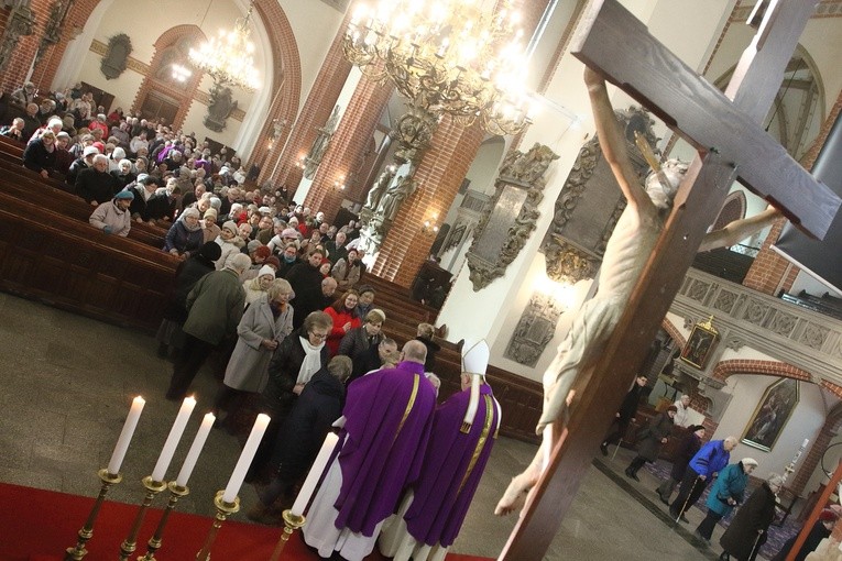 Popsypanie głów popiołem w Katedrze Legnickiej