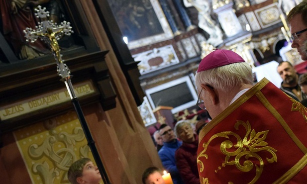 Biskup Ignacy Dec w czasie zeszłorocznej Drogi Krzyżowej w intencji ofiar nadużyć