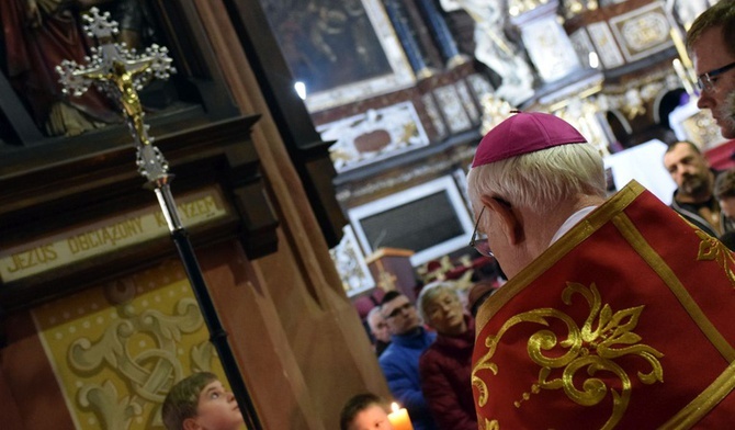 Biskup Ignacy Dec w czasie zeszłorocznej Drogi Krzyżowej w intencji ofiar nadużyć