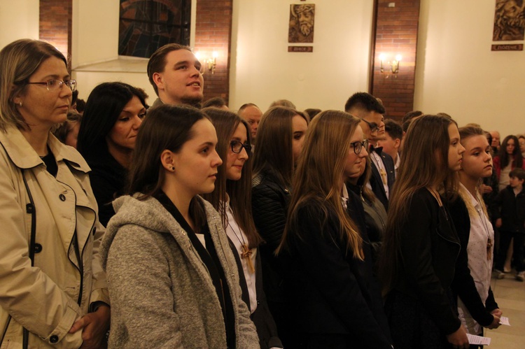 Młodzież bierzmowana solidarna z prześladowanymi chrześcijanami