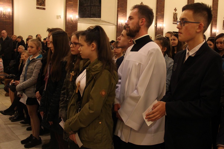 Młodzież bierzmowana solidarna z prześladowanymi chrześcijanami