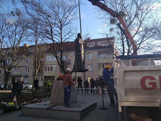 Gdańscy stoczniowcy: Sami demontujemy pomnik ks. Jankowskiego