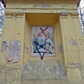 Wandale zdewastowali zabytkową drogę krzyżową w Trzebnicy