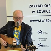 Dla osadzonych w ZK w Łowiczu zagrał Tomasz Żółtko