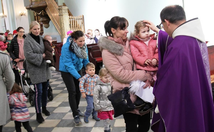 Po Mszy św. o. Ireneusz Toczydłowski OFM pobłogosławił wszystkie mamy z dziećmi.