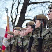 Podczas ostatnich obchodów Narodowego Dnia Pamięci Żołnierzy Wyklętych warta honorowa 71. BLP była w większości żeńska.