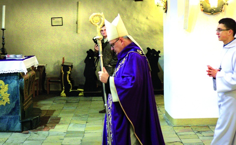 ▲	Biskup odprawił  Mszę św. w intencji ofiar.