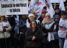 Katowice: kilkuset nauczycieli pikietowało Urząd Wojewódzki