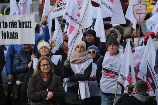 Katowice: Nauczyciele pikietują Śląski Urząd Wojewódzki + paski nauczycieli