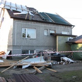 Zniszczony dom podczas ostatniej wichury.